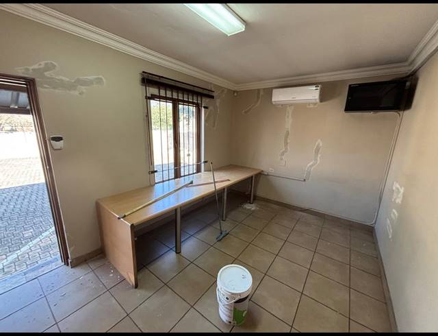 76M² BUSINESS TO LET IN CLUBVIEW